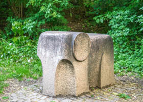  - Kleiner, leicht stilisierter Elefant