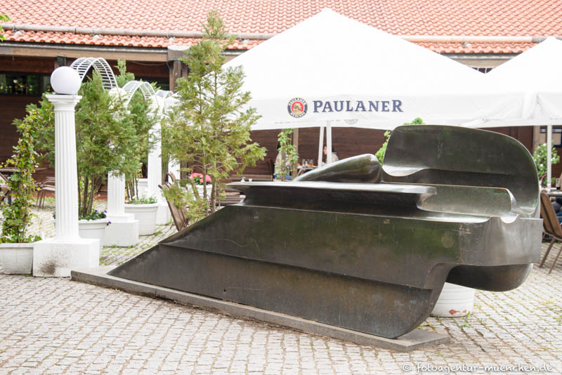 Scharfe Kufen – Denkmal/Kunstwerk in München