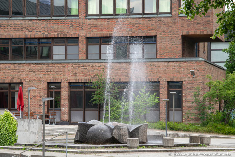 Brunnen aus gerundeten Steinen