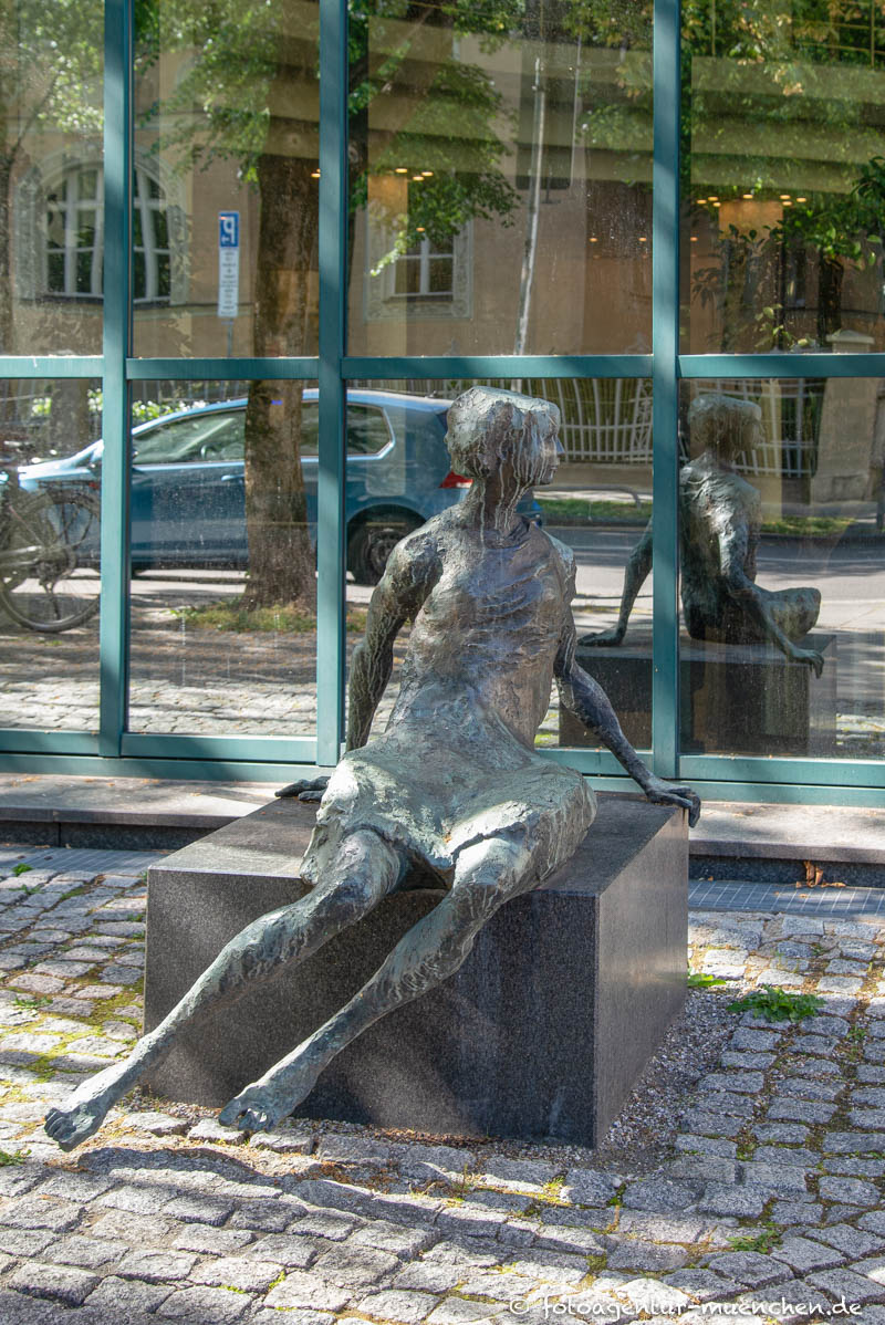 Sitzende Frau