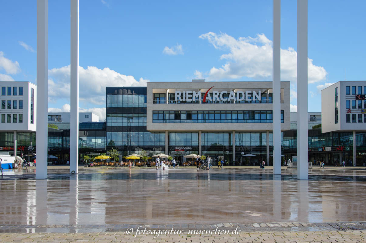 Springbrunnen vor den Riem-Arcaden