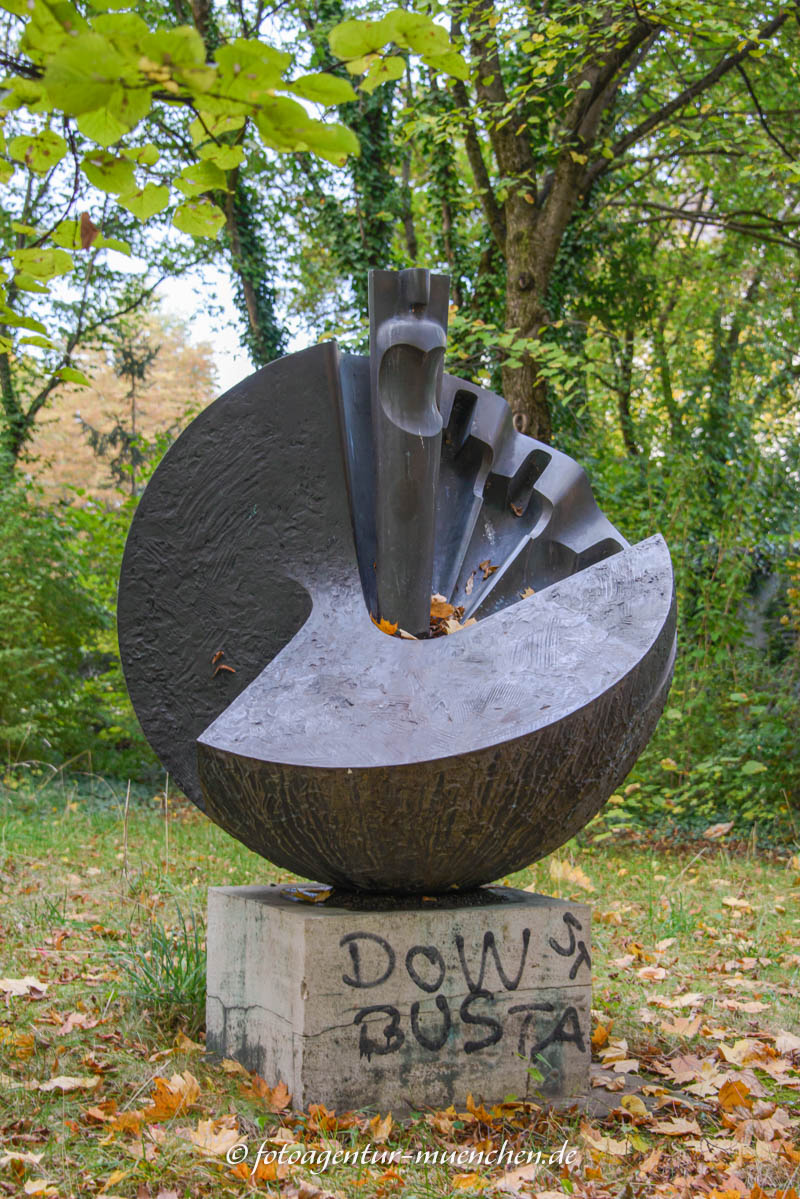 Verwandlung einer Kugel – Denkmal/Kunstwerk in München