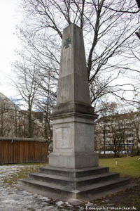  - Obelisk in ehemaliger Maximilian-II-Kaserne