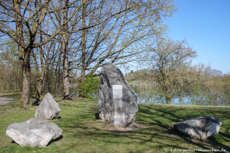 Gedenkstein – Bajuwarische Reihengräber