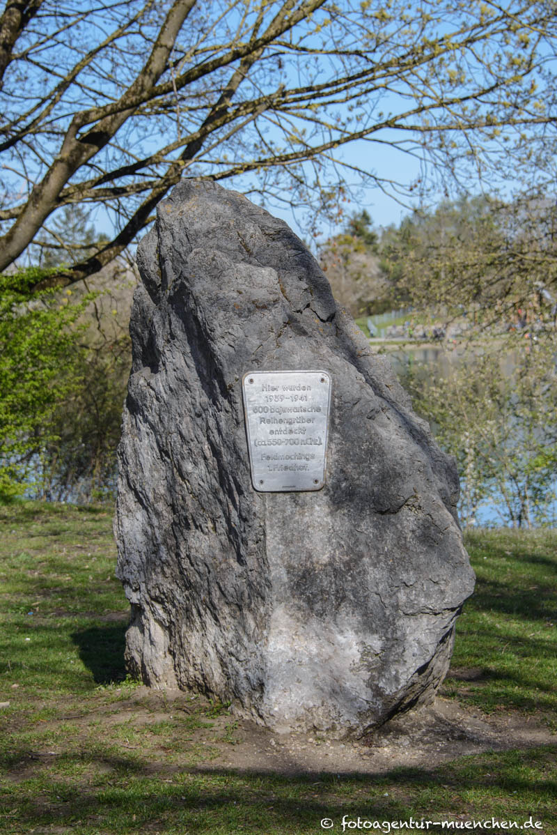 Gedenkstein für 600 bajuwarische Reihengräber – Denkmal/Kunstwerk in München