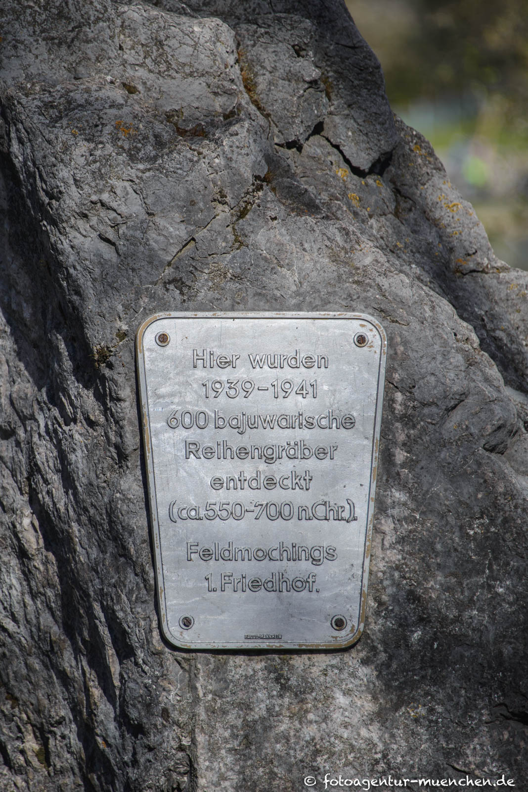 Gedenkstein – Bajuwarische Reihengräber