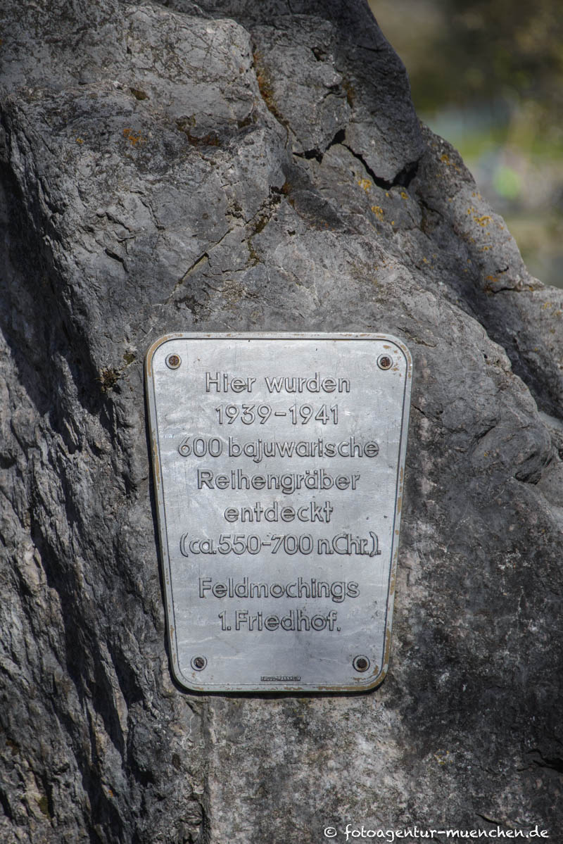 Gedenkstein – Bajuwarische Reihengräber