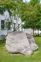 Gerhard Willhalm – Findling vor dem Geowissenschaftliches Institut