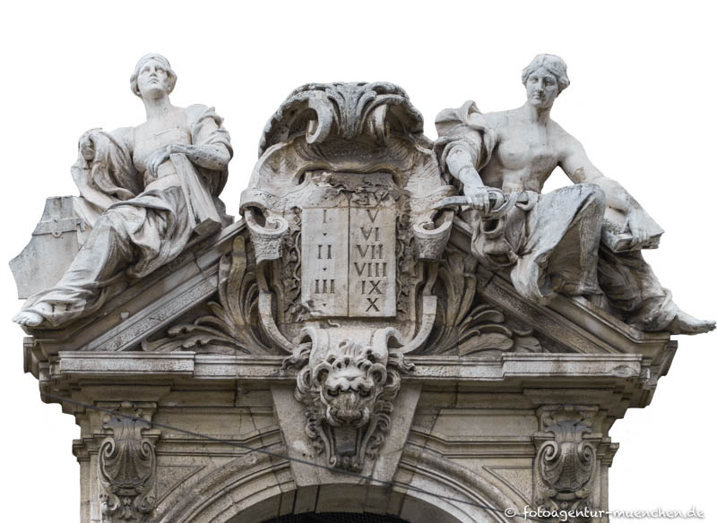 Zwei weibliche Figuren mit den zehn Geboten