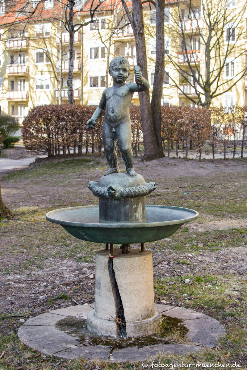 Brunnen - Junge mit Fisch