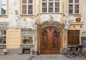 Asamhaus mit orginalen Portaltüren – Foto aus München