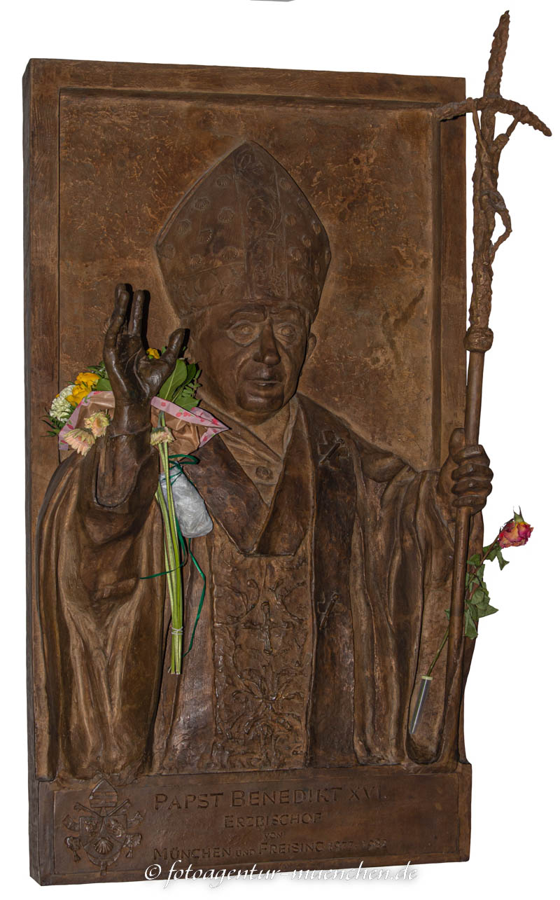 Bronzerelief - Ratzinger – Denkmal/Kunstwerk in München