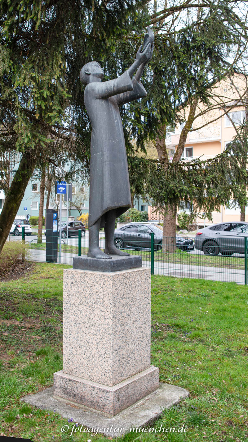 Jüngling mit Taube – Denkmal/Kunstwerk in München