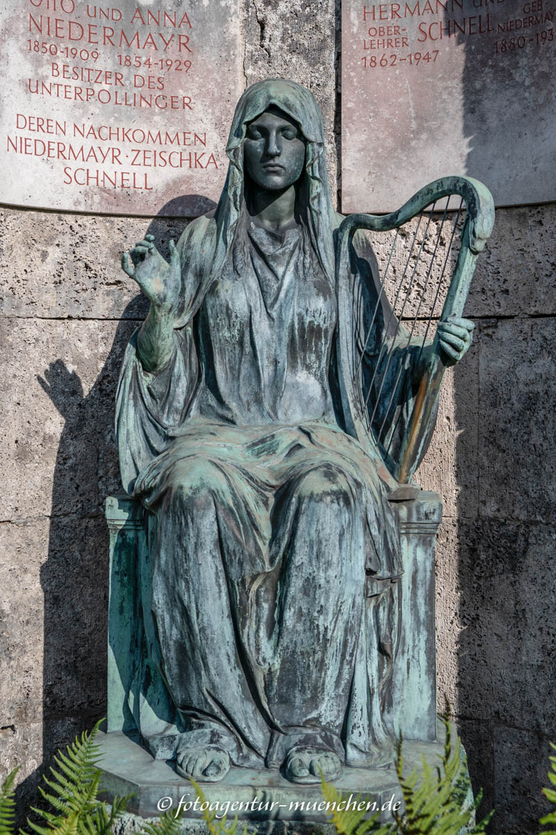 Trauernde mit Harfe – Denkmal/Kunstwerk in München