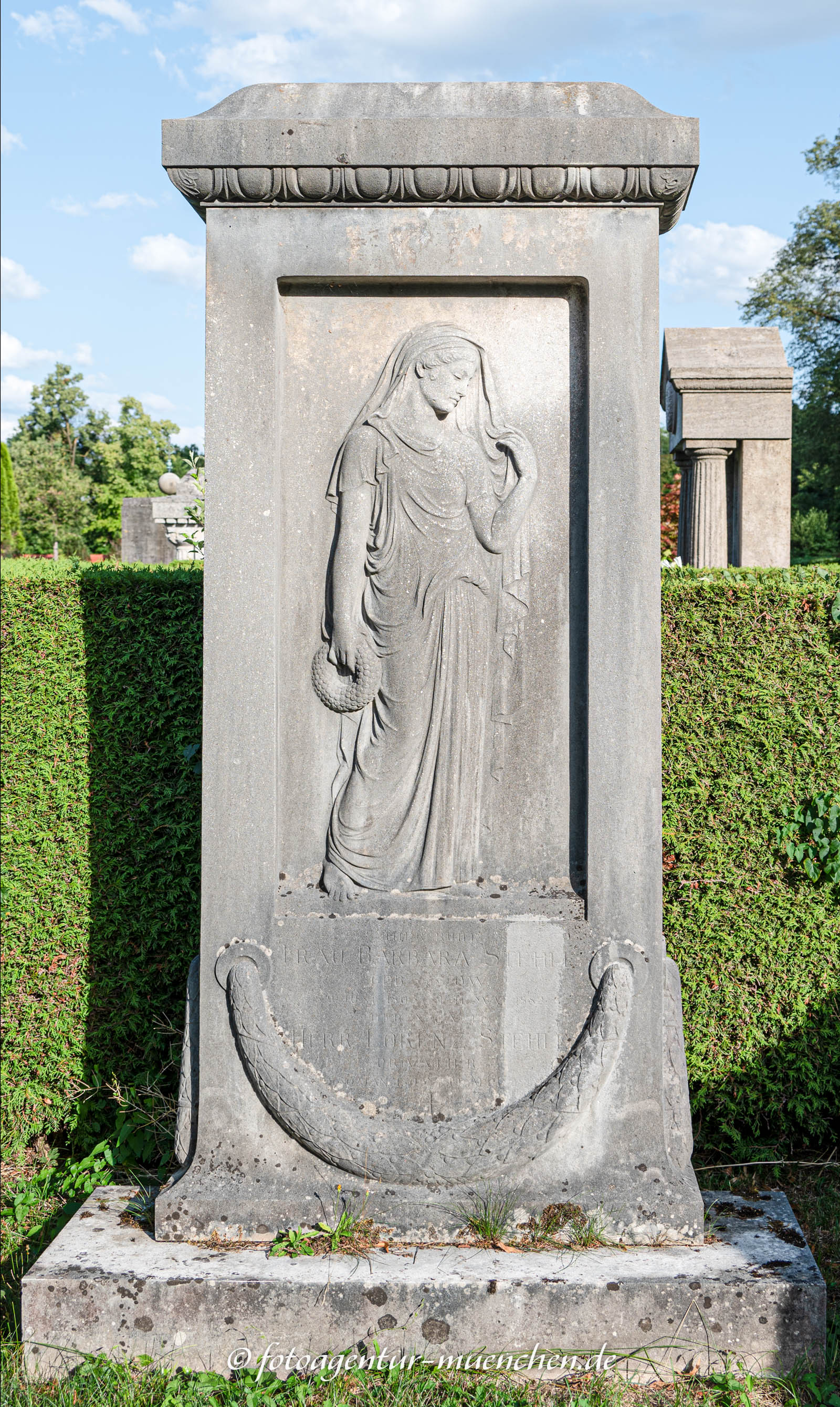 Trauernde mit Kranz
