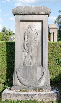 Trauernde mit Kranz