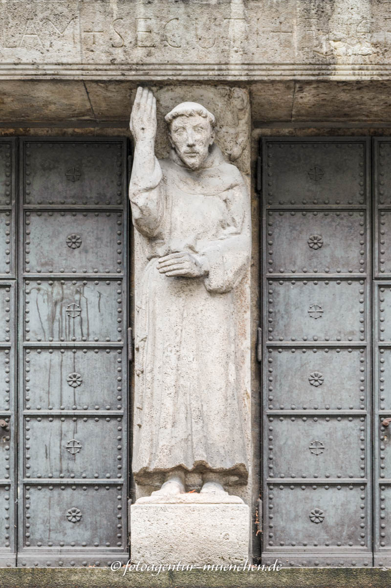 Pfeilerfigur des Heiligen Franziskus – Denkmal/Kunstwerk in München