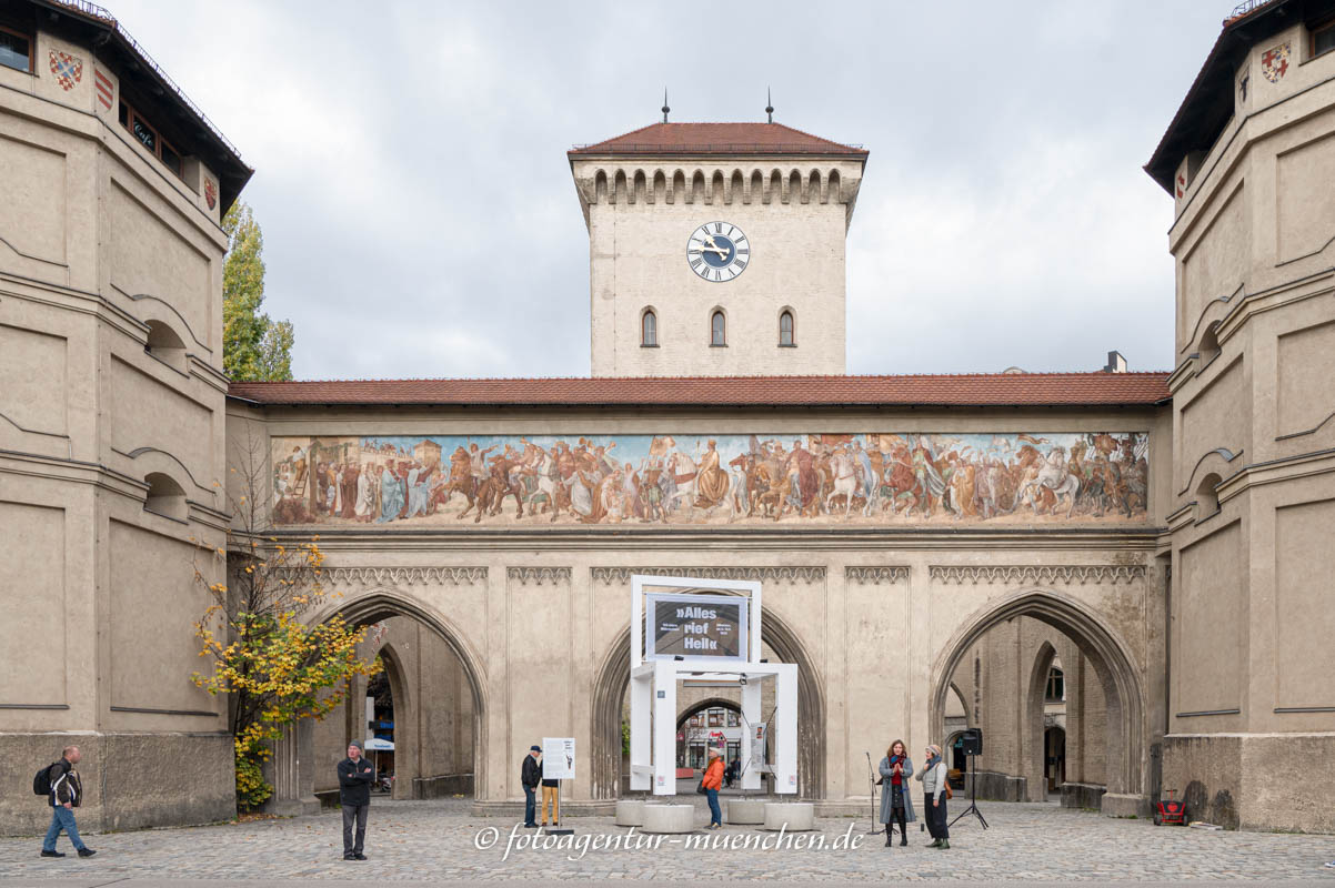 »Alles rief Heil« – Denkmal/Kunstwerk in München