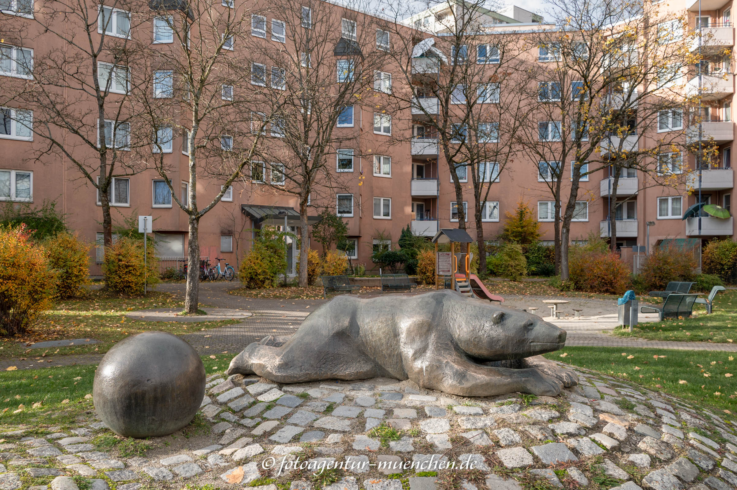Spielender Bär