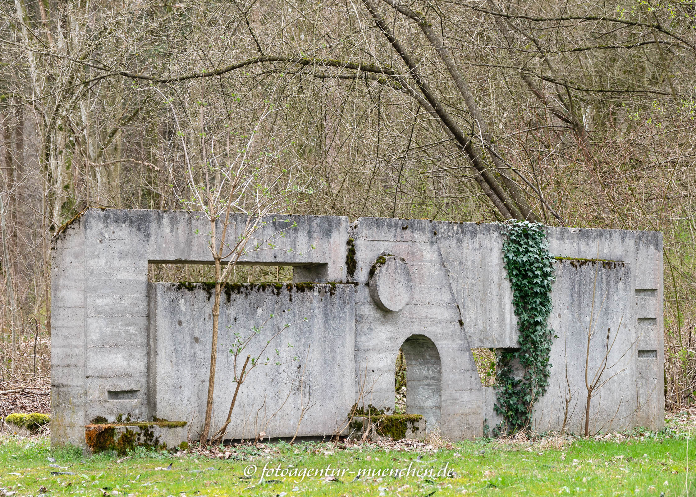 Betonmauer mit verschiedenen geometrischen Elementen