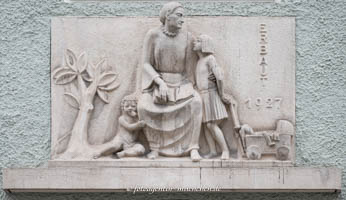  - Alte Frau mit Buch