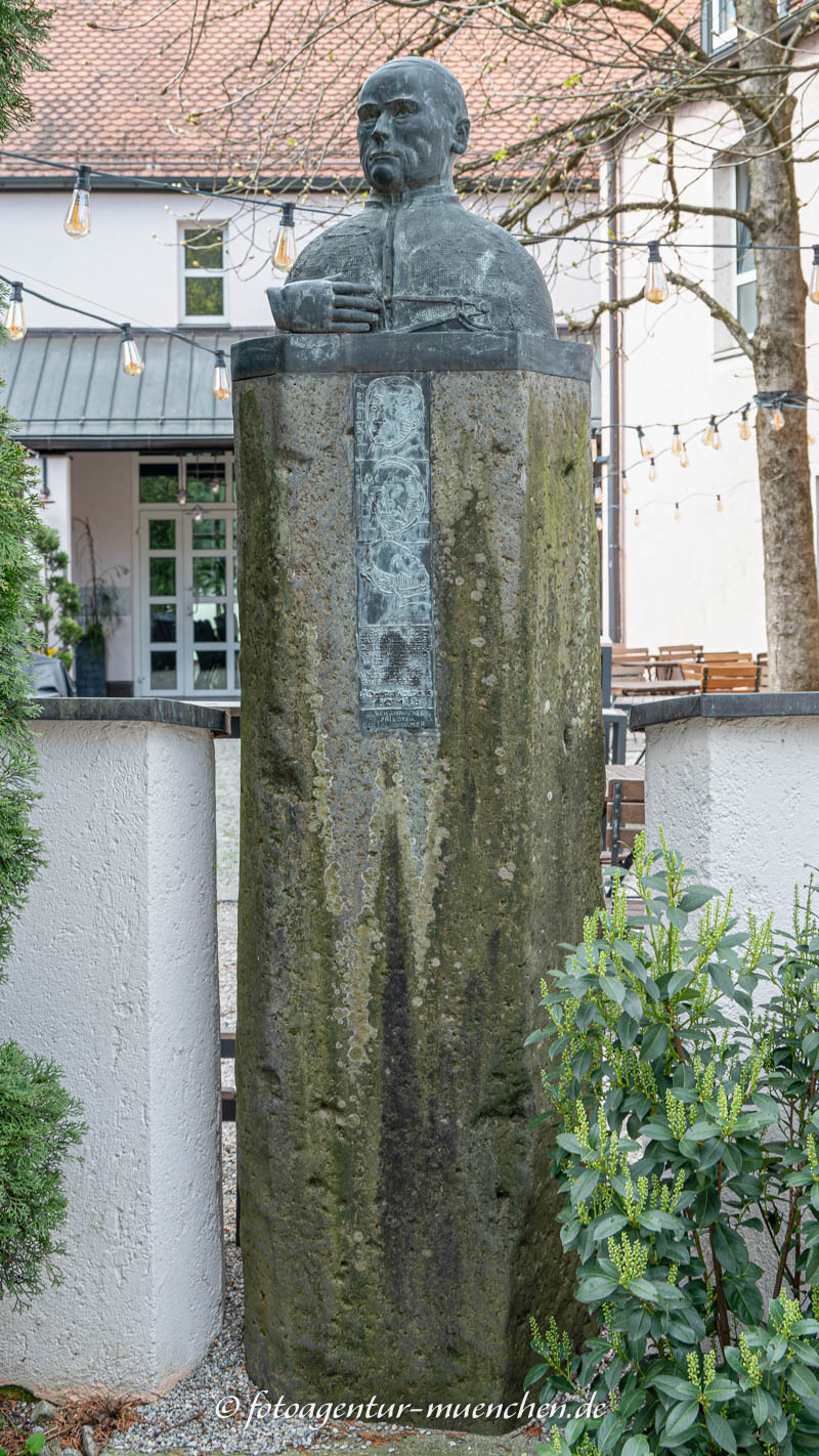 Kolping-Bronzebüste auf Basaltsäule