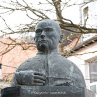 Gerhard Willhalm – Kolping-Bronzebüste auf Basaltsäule