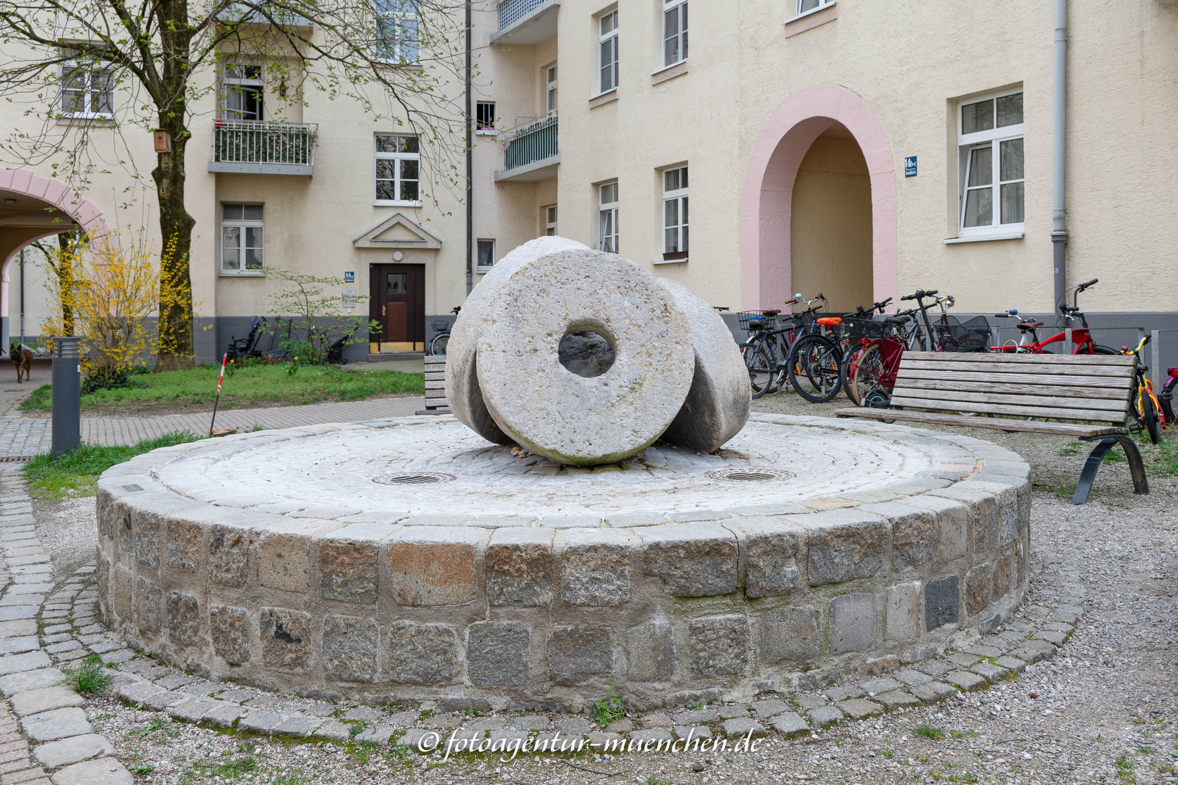 Drei Mühlsteine