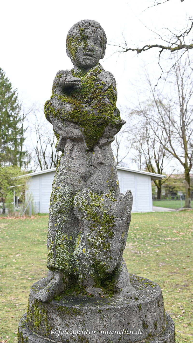 Knabe mit Ente und Hund