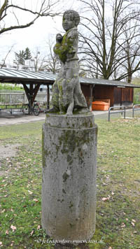 - Knabe mit Ente und Hund
