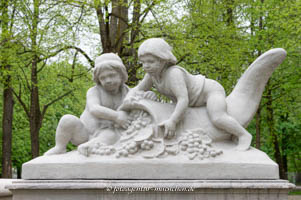 Hildebrand Adolf von - Kinder mit Füllhorm