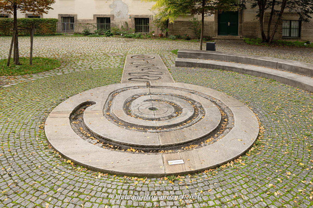 Bodenbrunnen in Sitzform – Denkmal/Kunstwerk in München