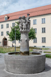 Die Gratulanten (Hochzeitsbrunnen)