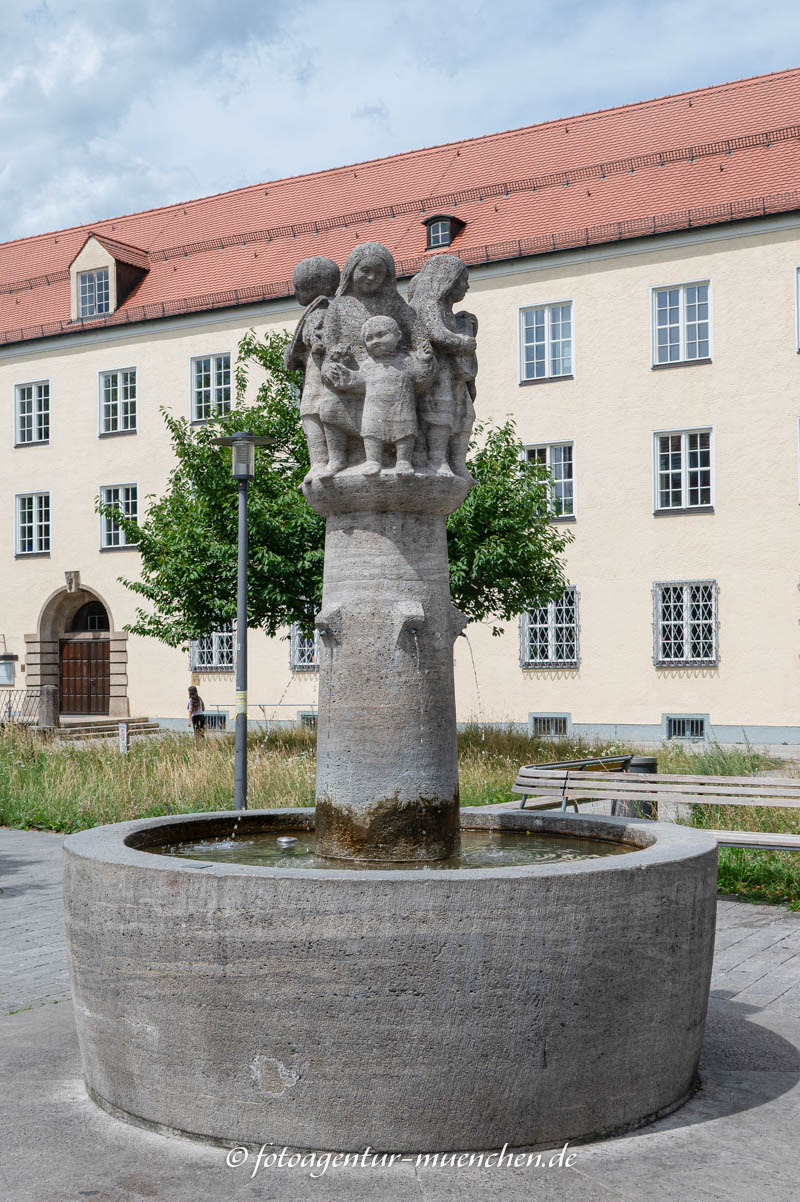 Die Gratulanten (Hochzeitsbrunnen)