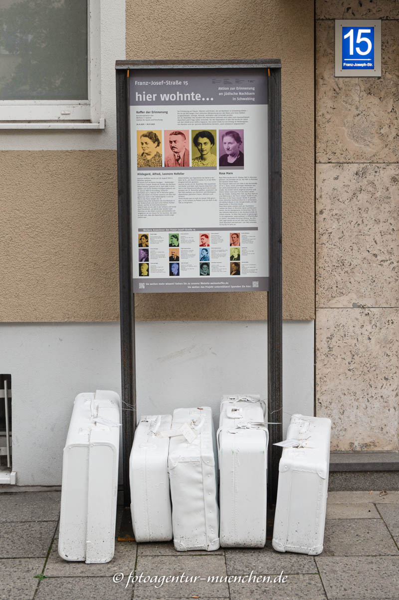 Weiße Koffer - Franz-Josephstraße 15