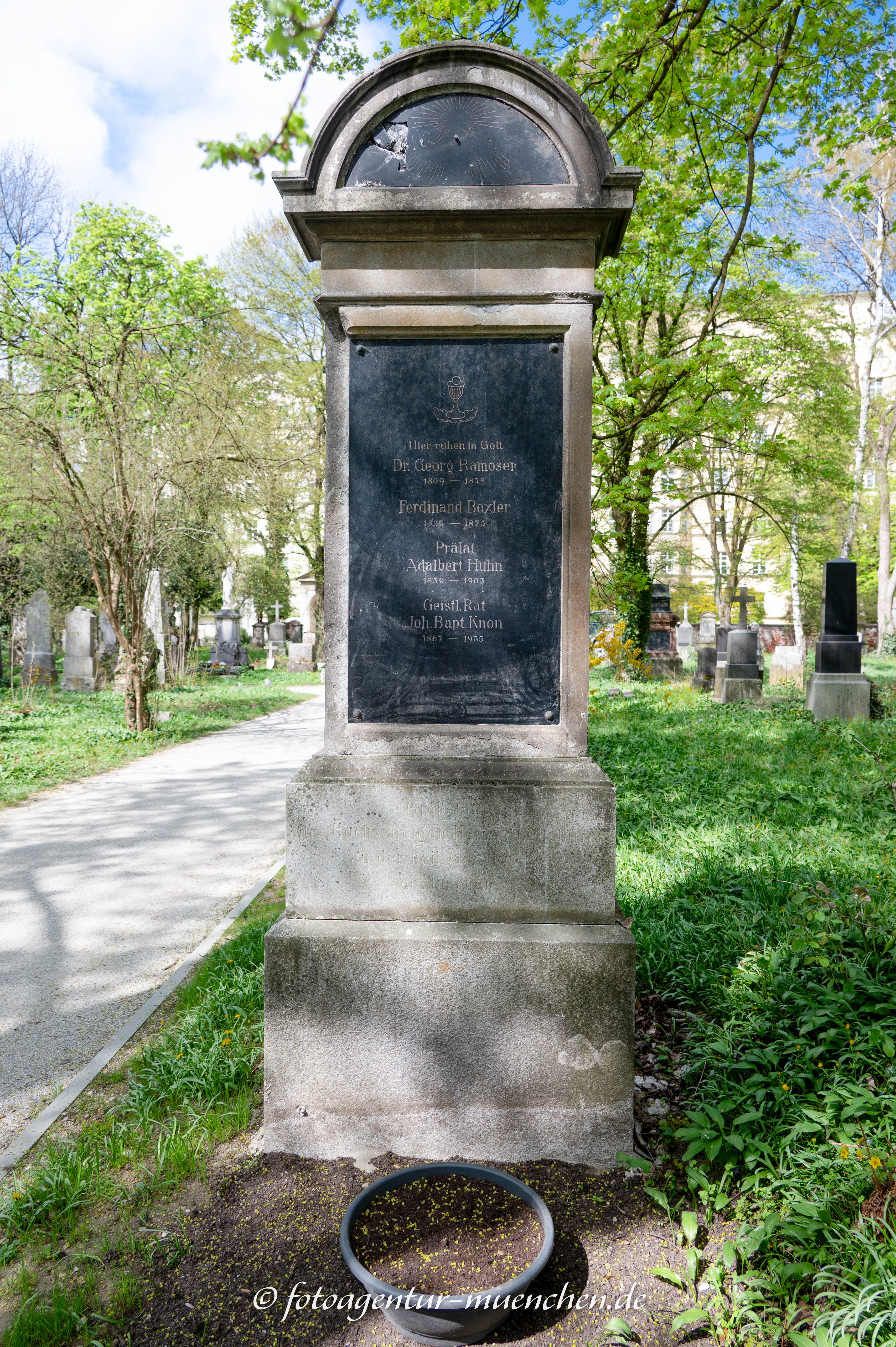 Grab - Georg Huhn