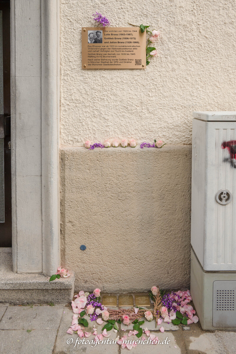 Gedenktafel und Stolpersteien für die Familie Branz