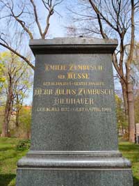 <a rel="nofollow" href="https://commons.wikimedia.org/wiki/User:Evergreen68">Evergreen68</a>, <a rel="nofollow" href="https://commons.wikimedia.org/wiki/File:Zumbusch_Julius_2014.JPG">Zumbusch Julius 2014</a>, <a rel="nofollow" href="https://creativecommons.org/licenses/by-sa/3.0/legalcode" rel="license">CC BY-SA 3.0</a>